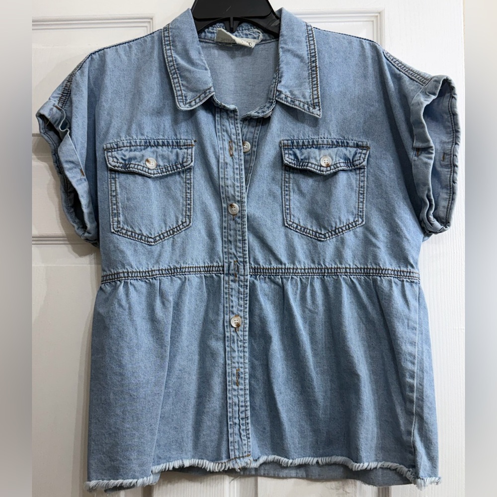 🥳 3 for $10 Savanna Jane Denim Button-Up Top